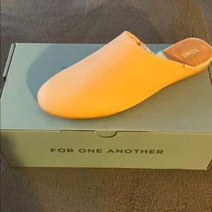 Toms Vegan Tanned Leather mules NWT